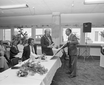 884252 Afbeelding van een bijeenkomst van Lunetten Utrecht BV, voorafgaand aan het slaan van de eerste paal voor 'vlek ...